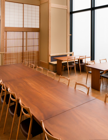 The relaxed warmth of wood evokes the natural hospitality of Japanese culture